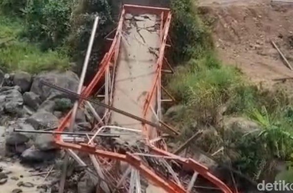 Jembatan Kalierang Tegal Ambruk saat Direnovasi, 5 Pekerja Terjatuh