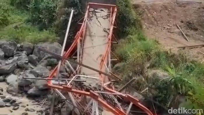 Jembatan Kalierang Tegal Ambruk saat Direnovasi, 5 Pekerja Terjatuh